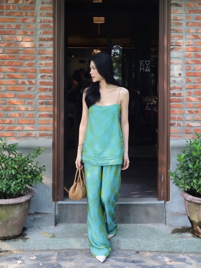 Váy, áo hai dây với muôn kiểu biến tấu từ dạo phố đến tiệc tối sang chảnh - Ảnh 6.