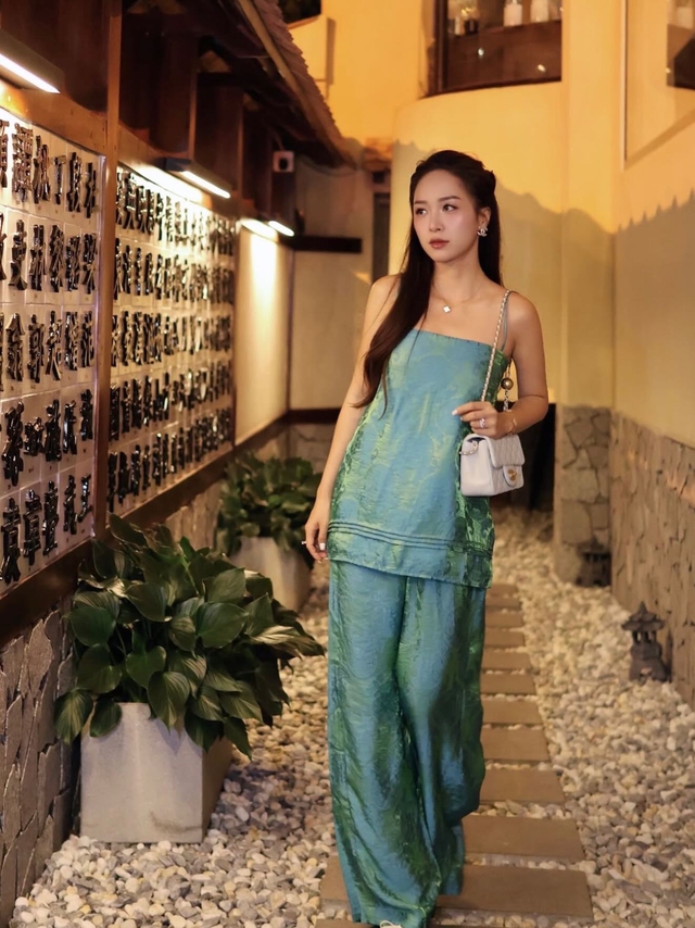 Váy, áo hai dây với muôn kiểu biến tấu từ dạo phố đến tiệc tối sang chảnh - Ảnh 7.