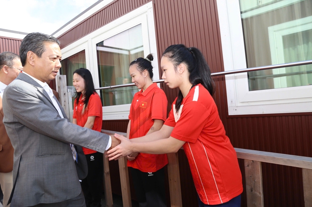 Thứ trưởng Hoàng Đạo Cương lưu ý đặc biệt khi thăm đoàn thể thao Việt Nam- Ảnh 1.