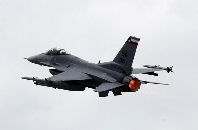 Tiêm kích F-16 Mỹ bốc cháy dữ dội sau khi rơi, nghi do đâm trúng chim- Ảnh 1.