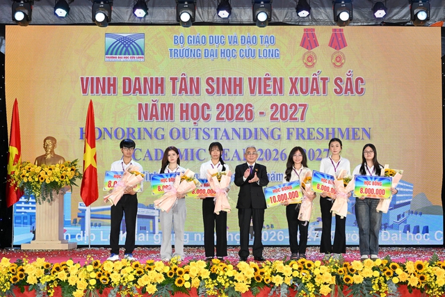 Một trường đại học trao 9 tỉ đồng học bổng cho sinh viên - Ảnh 2.