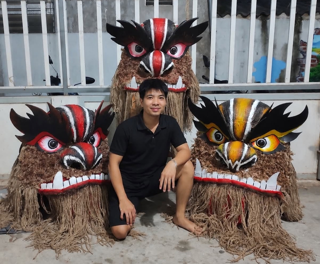 Cậu bé 7 tuổi và hành trình gần 30 năm làm đầu lân làng Búng - Ảnh 1.
