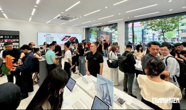 Người mua iPhone 18 ở Việt Nam nườm nượp nhận máy - Ảnh 1.