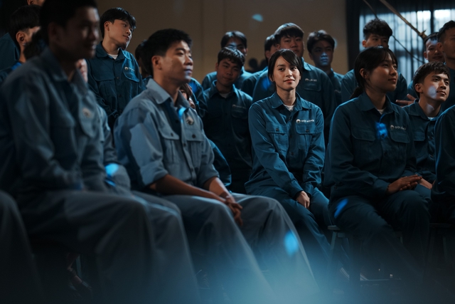 Hoa hậu Tiểu Vy hóa công nhân, hé lộ cú tát khiến bạn diễn 'choáng' - Ảnh 1.