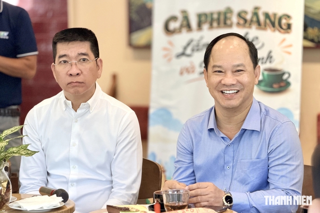 Lãnh đạo một phường ở TP.HCM ra quán cà phê nghe dân góp ý - Ảnh 1.