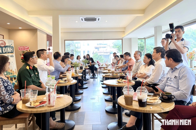 Lãnh đạo một phường ở TP.HCM ra quán cà phê nghe dân góp ý - Ảnh 3.