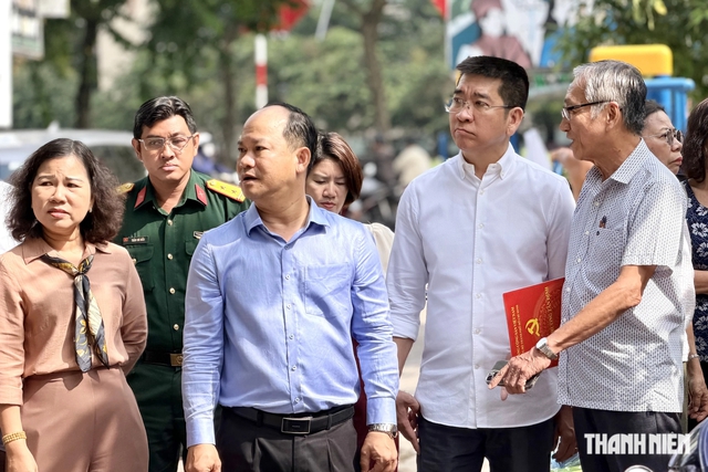 Lãnh đạo một phường ở TP.HCM ra quán cà phê nghe dân góp ý - Ảnh 6.