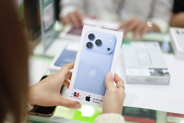 Ngày đầu mở bán iPhone 18 Pro: Người Việt chen chân, chi trăm tỉ lên đời iPhone - Ảnh 10.