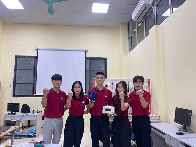 Găng tay robot giúp người bệnh tập phục hồi chức năng tay ngay tại nhà - Ảnh 1.