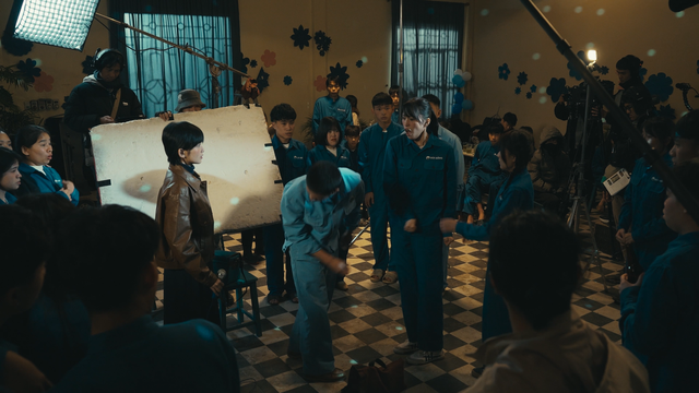 Hoa hậu Tiểu Vy hóa công nhân, hé lộ cú tát khiến bạn diễn 'choáng' - Ảnh 2.