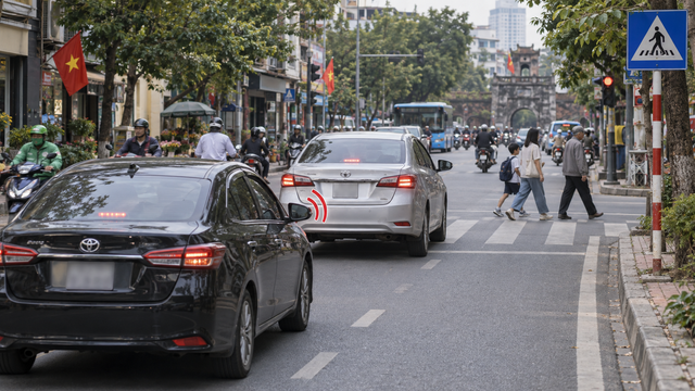 Bấm còi để giục xe phía trước đi nhanh hơn có đúng luật? - Ảnh 1.