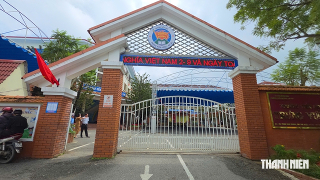 Gần 1.400 học sinh nghỉ học nhưng không diễn ra cưỡng chế trước cổng trường - Ảnh 1.