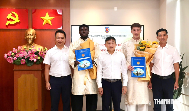 Olaha Mạnh Đức và Williams Minh Hoàng mặc áo dài, trả lời cực hay trong ngày nhận quốc tịch Việt Nam- Ảnh 1.