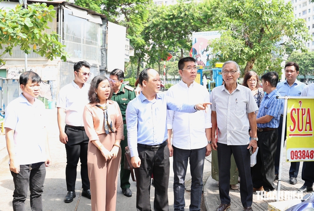 Lãnh đạo một phường ở TP.HCM ra quán cà phê nghe dân góp ý - Ảnh 6.
