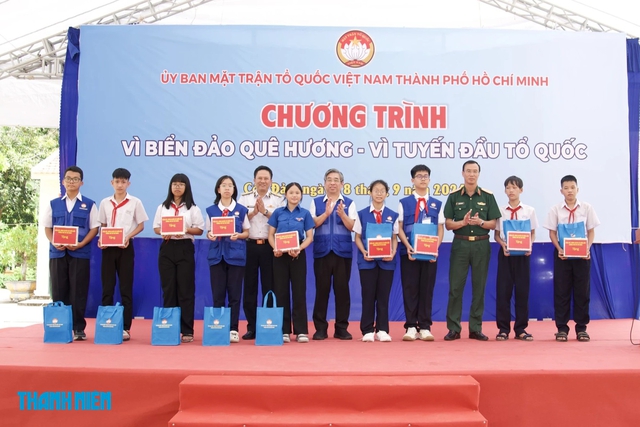 Đoàn công tác Trung ương, TP.HCM chăm lo đời sống quân dân đặc khu Côn Đảo - Ảnh 7.