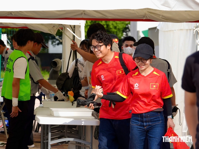 Chị em điều dưỡng sinh đôi trao nhắn nhủ dễ thương đến tiền đạo U.23 Việt Nam Thanh Nhàn- Ảnh 8.