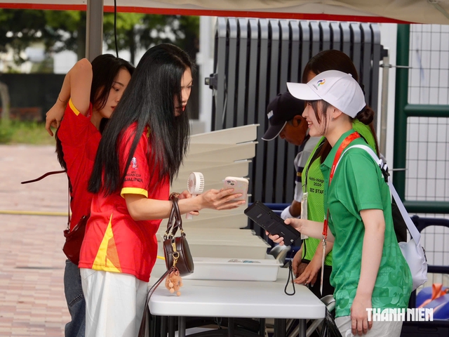 Chị em điều dưỡng sinh đôi trao nhắn nhủ dễ thương đến tiền đạo U.23 Việt Nam Thanh Nhàn- Ảnh 10.