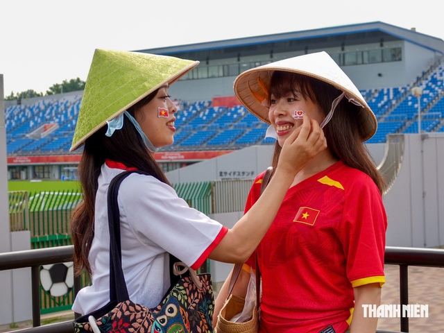 Chị em điều dưỡng sinh đôi trao nhắn nhủ dễ thương đến tiền đạo U.23 Việt Nam Thanh Nhàn- Ảnh 1.