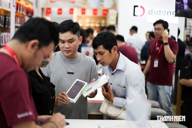 Ngày đầu mở bán iPhone 18 Pro: Người Việt chen chân, chi trăm tỉ lên đời iPhone - Ảnh 5.