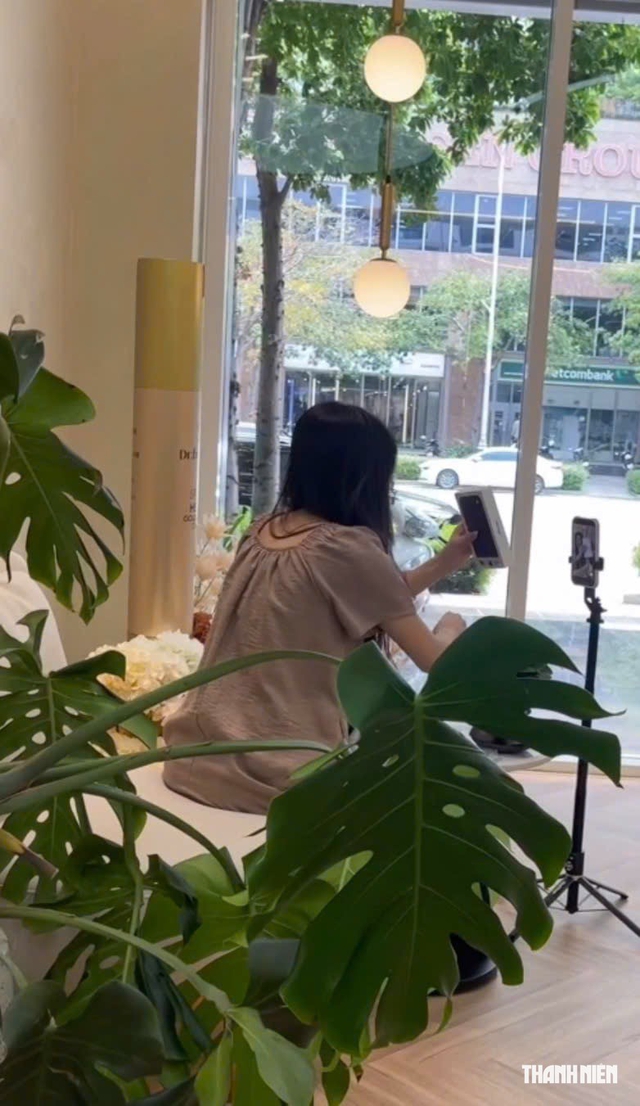 Người mua iPhone 18 ở Việt Nam nườm nượp nhận máy - Ảnh 2.