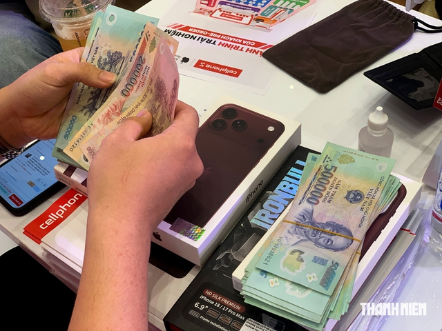 Ngày đầu mở bán iPhone 18 Pro: Người Việt chen chân, chi trăm tỉ lên đời iPhone - Ảnh 7.