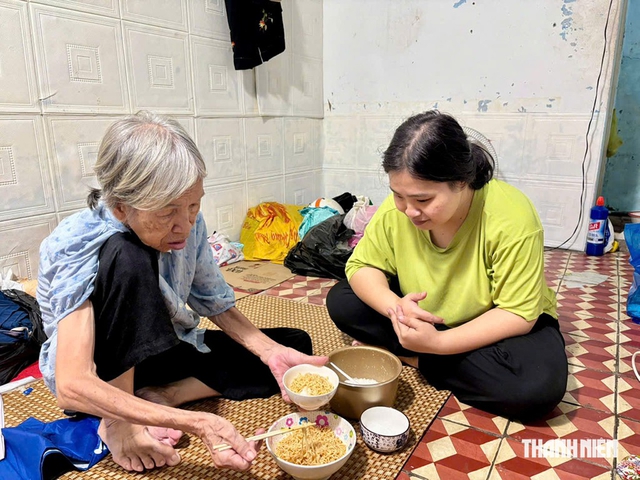Cụ bà mong có tiền chữa bệnh, lo cho con gái thiểu năng trí tuệ- Ảnh 1.