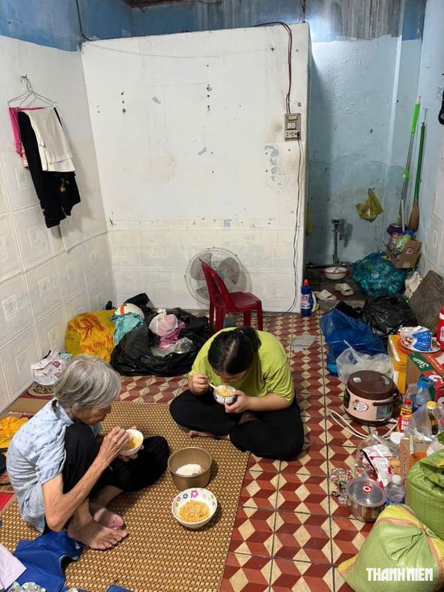 Cụ bà mong có tiền chữa bệnh, lo cho con gái thiểu năng trí tuệ- Ảnh 3.