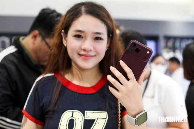 Ngày đầu mở bán iPhone 18 Pro: Người Việt chen chân, chi trăm tỉ lên đời iPhone - Ảnh 2.