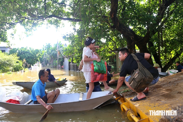 Nước sông Bùi vượt báo động 3, hơn 600 người dân vùng 'rốn lũ' phải sơ tán - Ảnh 9.