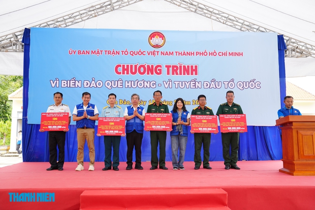 Đoàn công tác Trung ương, TP.HCM chăm lo đời sống quân dân đặc khu Côn Đảo - Ảnh 6.