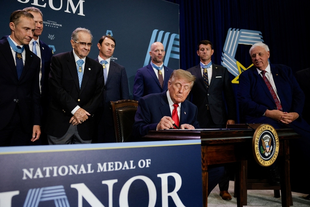Ông Trump ký ban hành luật mới gây sức ép lên Nga, 'nhắm vào ông Putin' - Ảnh 1.