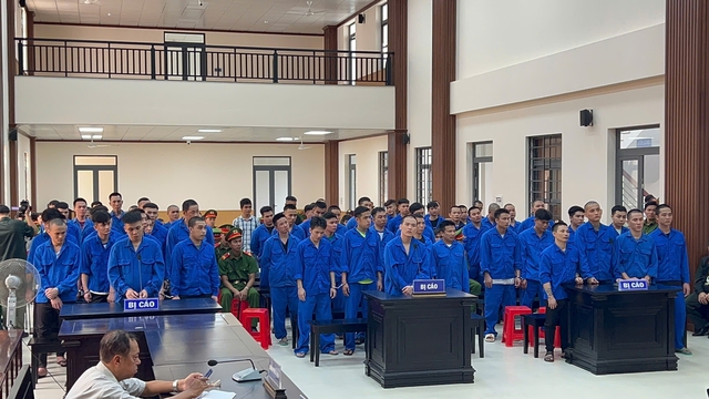 Bị cáo Nguyễn Văn Sĩ cầm đầu hơn 300 học viên bỏ trốn cai nghiện bị phạt - Ảnh 2.