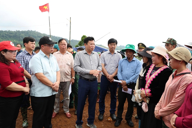 Nhiều vết nứt tr&ecirc;n đồi khiến 450 người d&acirc;n L&acirc;m Đồng phải sơ t&aacute;n - Ảnh 1.