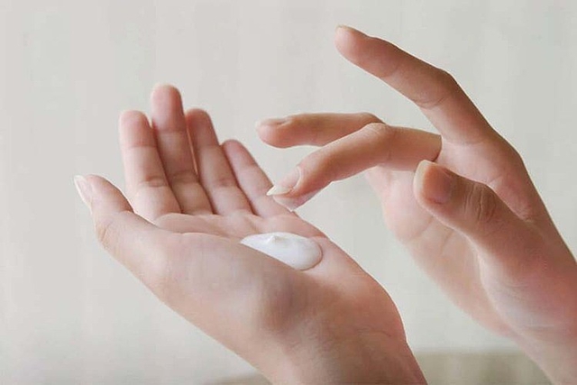 Phụ nữ U.40 rốt cuộc nên ưu tiên chống nắng hay chống lão hóa? - Ảnh 2.