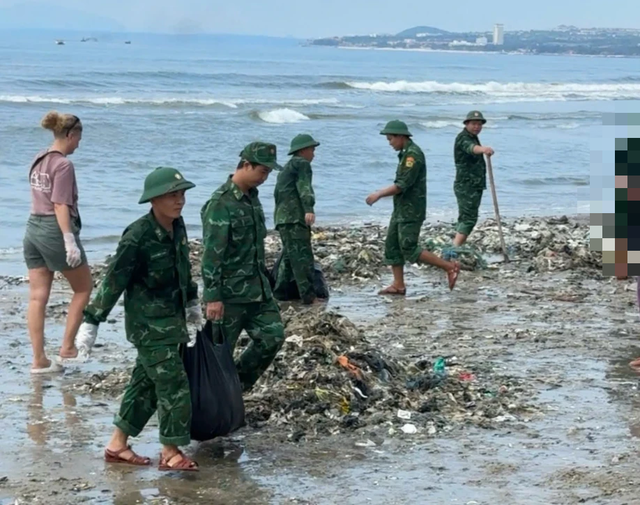 Du khách nước ngoài cùng dọn rác bãi biển Mũi Né- Ảnh 4.