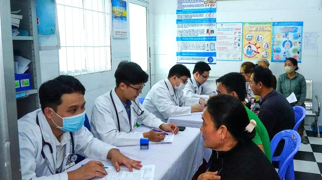 Xã đầu tiên của TP.HCM hoàn thành khám sức khỏe 100% người dân - Ảnh 1.