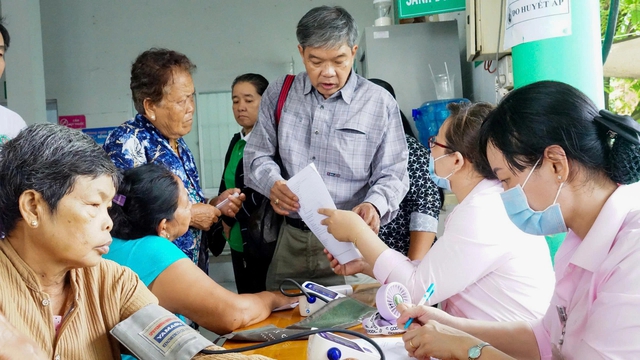 Xã đầu tiên của TP.HCM hoàn thành khám sức khỏe 100% người dân - Ảnh 2.