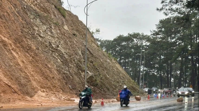 Đèo Prenn lại sạt lở, nguy hiểm rình rập khi mưa kéo dài - Ảnh 2.