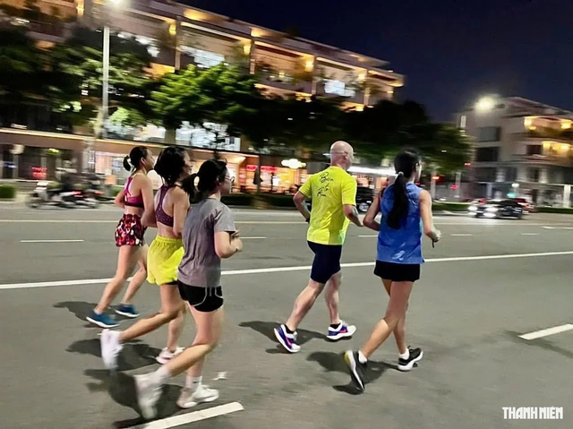 Giữa guồng quay c&ocirc;ng việc, đ&acirc;y l&agrave; c&aacute;ch bạn trẻ c&ocirc;ng sở vận động - Ảnh 3.