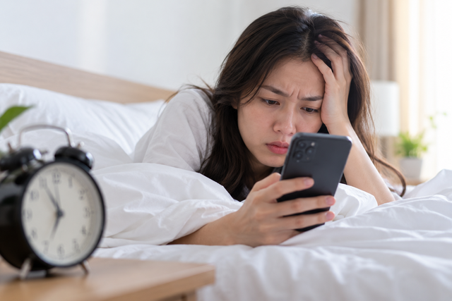 Vừa mở mắt đã cầm điện thoại: Bác sĩ cảnh báo gì? - Ảnh 1.