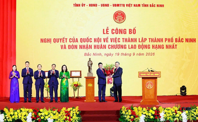 Tổng Bí thư, Chủ tịch nước Tô Lâm trao Nghị quyết thành lập thành phố Bắc Ninh- Ảnh 1.