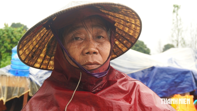 Khổ như d&acirc;n ngoại đ&ecirc; m&ugrave;a lũ lụt- Ảnh 1.