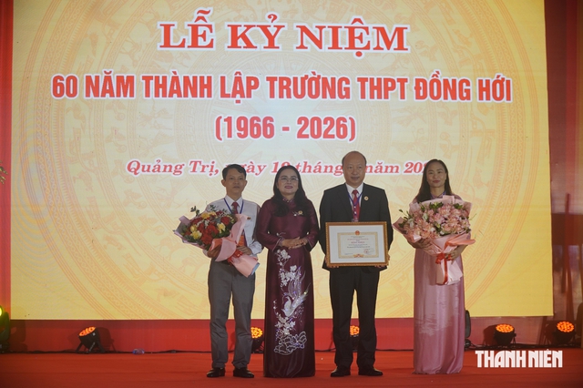 Trường THPT Đồng Hới 60 năm vượt bom đạn, dựng xây truyền thống- Ảnh 2.