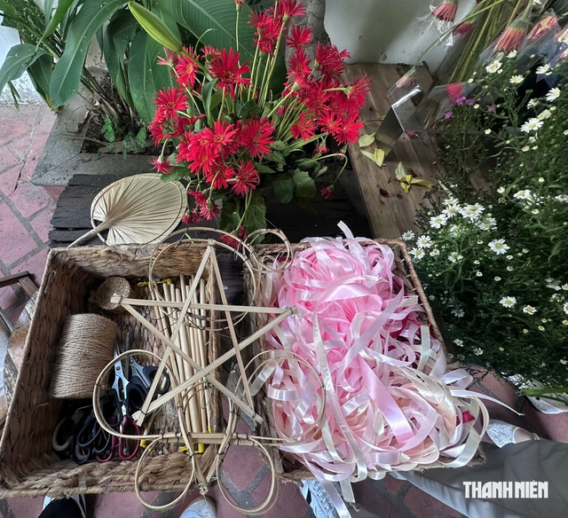 Đèn trung thu bằng hoa tươi và cách người trẻ ‘làm mới’ mùa trăng- Ảnh 4.