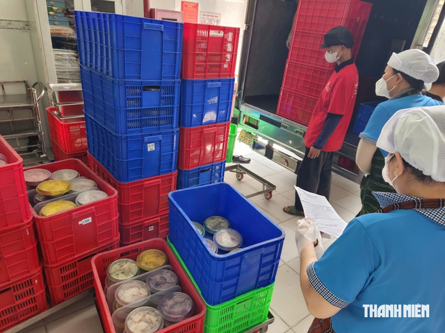 Trường học TP.HCM phải tiếp nhận, xử lý phản ánh suất ăn bán trú trong 24 giờ - Ảnh 1.