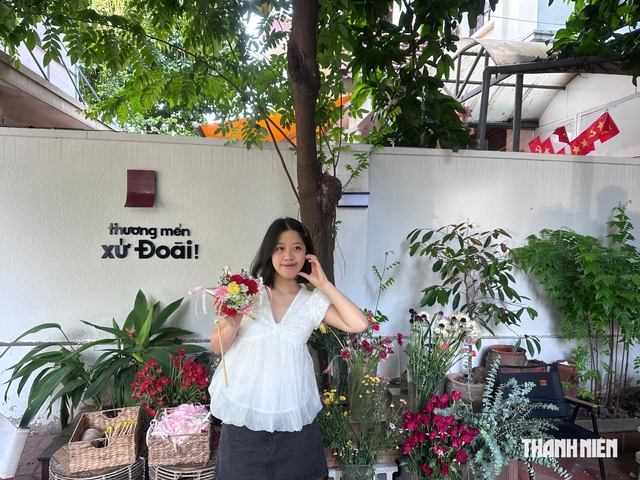 Đèn trung thu bằng hoa tươi và cách người trẻ ‘làm mới’ mùa trăng- Ảnh 1.