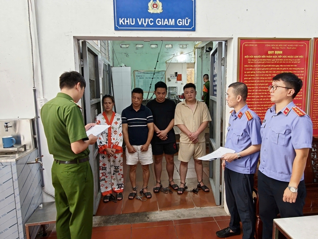 Tạm giữ hình sự 4 người trong vụ hành hung tài xế taxi ở Quảng Ninh- Ảnh 1.