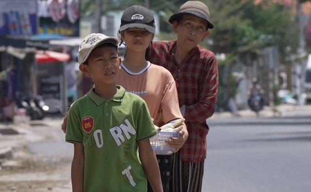 Trương Quỳnh Anh khóc nghẹn cảnh ông bà lớn tuổi chật vật nuôi 4 cháu mồ côi - Ảnh 1.