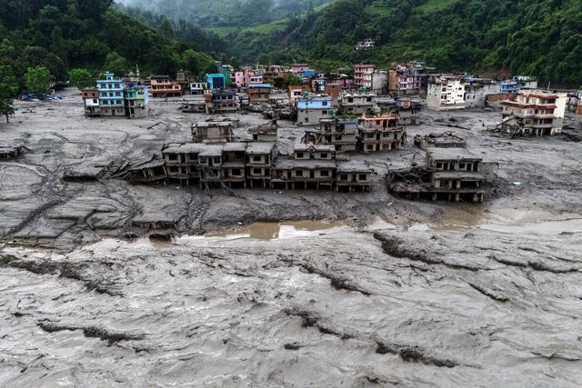 Một tuần sau lũ quét ở Nepal: Số người chết tăng cao, 4.400 người vẫn mất tích - Ảnh 2.