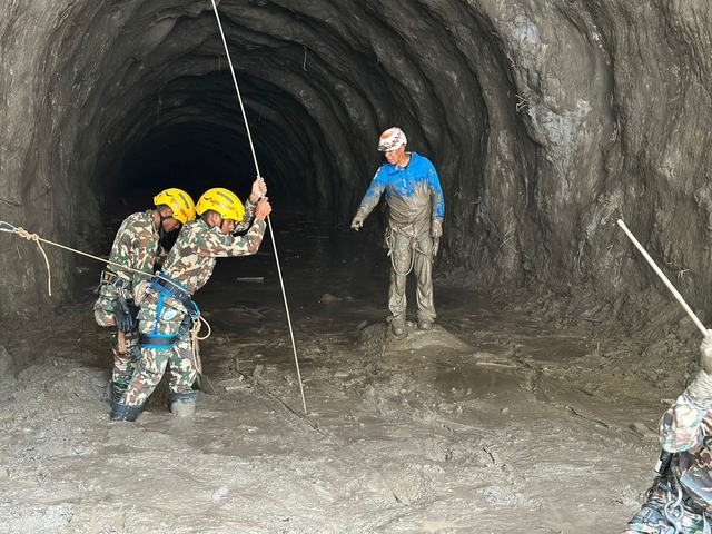 Sau lũ quét Nepal, 46 công nhân kẹt trong hầm thủy điện nhiều khả năng còn sống - Ảnh 1.